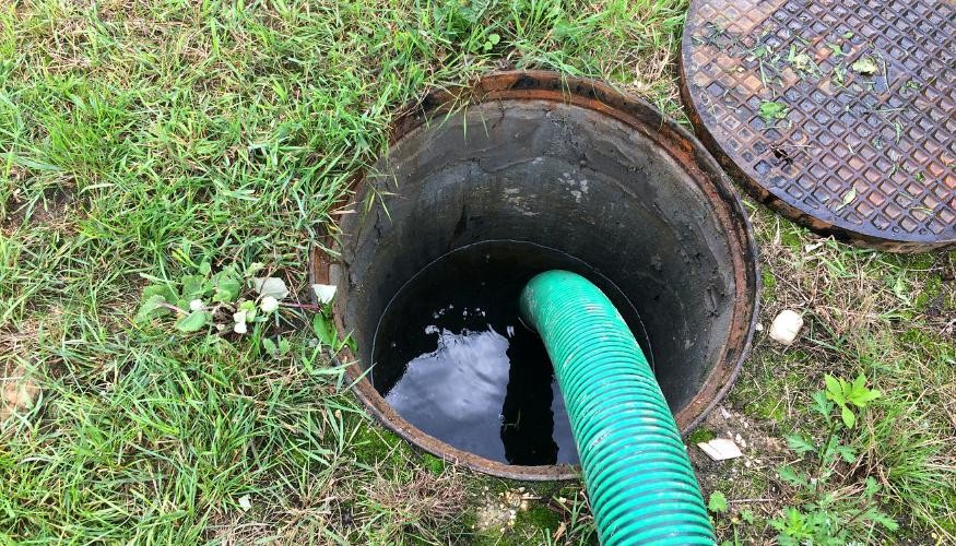 Imagem: Empresa de Limpeza de Fossa fazendo o esgotamento de fossa em Florianópolis