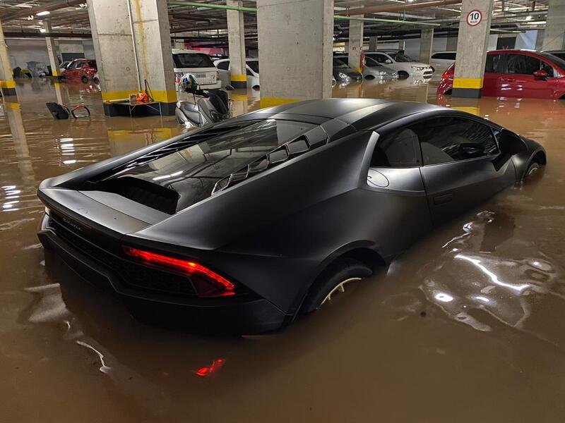 Lamborghini Huracan alagada em Condomínio