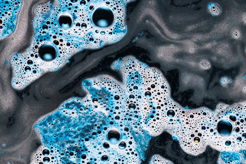 Produtos químicos para desentupir pia podem corroer tubulações e causar vazamentos