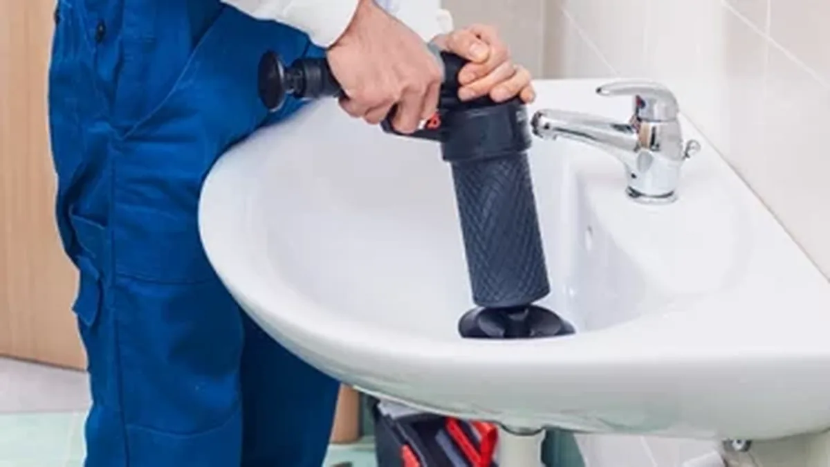 Técnico realizando serviço de desentupidora no Itinga