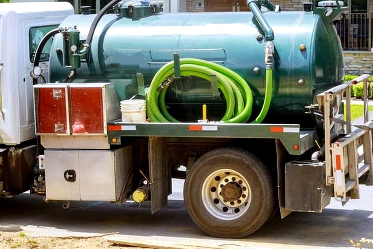 Caminhão de hidrojateamento da Desentupidora Socorro realizando serviço de desentupimento em Joinville