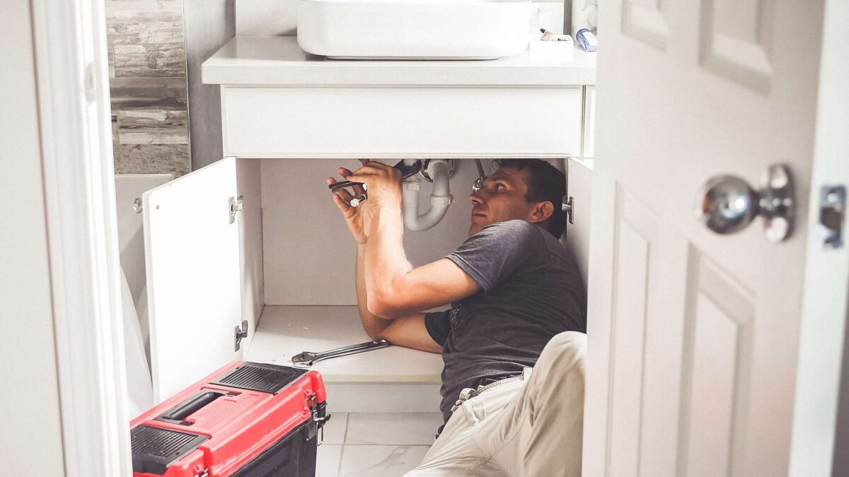 Desentupidora em Urussanga realizando serviço de desentupimento em encanamento residencial