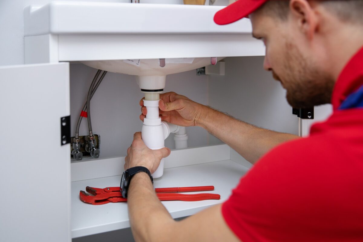 Técnico realizando serviço de desentupimento em Balneário Arroio do Silva