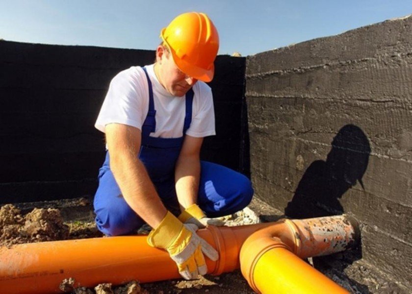 Profissional da Socorro em obra prestando serviço de desentupidora na Próspera.