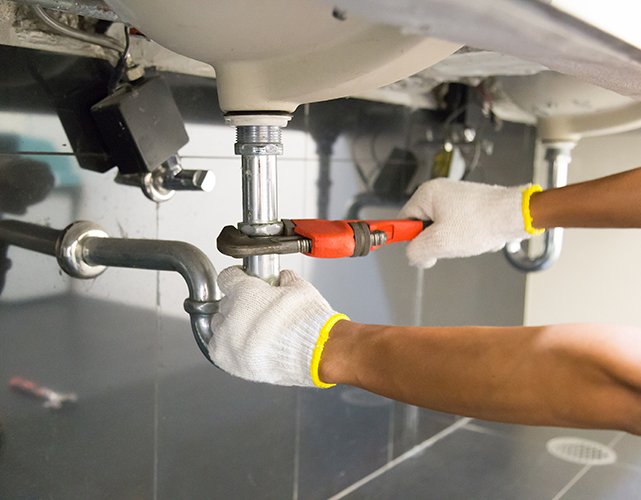 Profissional realizando serviço de desentupidora em Turvo com atendimento técnico especializado em redes hidráulicas e esgoto.
