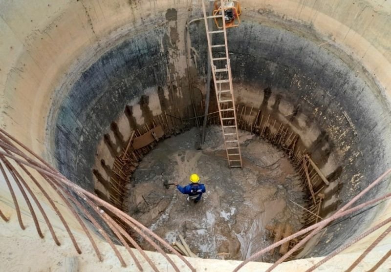 Como funciona a sucção de lama em obras de construção civil? 1 Escavação profunda com acúmulo de lama durante execução de fundação em obra de construção civil